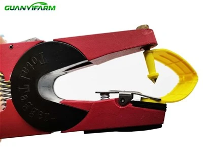 Dụng cụ gắn thẻ tai để theo dõi gia cầm